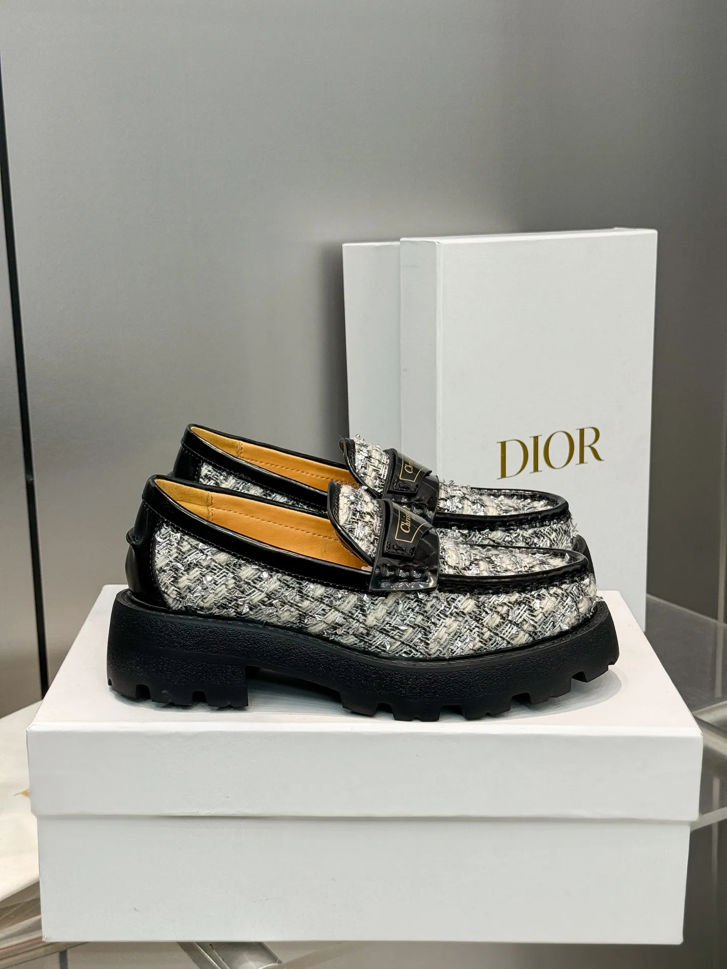 👟👟Ex-factory price 600👟👟 Dior 2024 new autumn and winter D-Boy letter logo color-blocked thick-soled women's shoes. Star's same style slip-on belt buckle round-toe retro low-heeled loafers. Material: imported open-edge beaded cowhide stitching eco-friendly rattan plaid tweed + water-dyed sheepskin lining + original molded IP outsole. Bottom thickness: 3.5CM Size: 35-42 (41.42 customized, non-refundable and non-exchangeable)